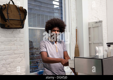 Reifer Mann Kaffeezubereitung Stockfoto