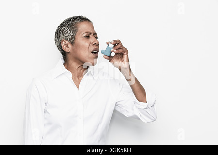 Ältere Frau mit Asthma-Inhalator Stockfoto