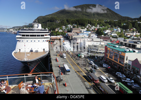 Kreuzfahrtschiffe in Skagway in Alaska festgemacht. Stockfoto