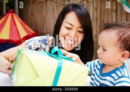 Mutter, Baby Boy ein Geburtstagsgeschenk Stockfoto