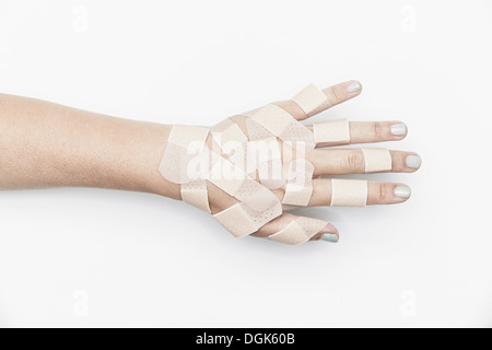 Abgeschnittenen Hand bedeckt mit selbstklebenden Pflaster Stockfoto