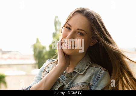 Portrait von Brünette Frau mit Hand auf Wange Stockfoto