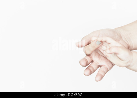 Baby hand umklammern Mutter finger Stockfoto