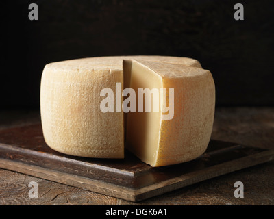 Stillleben mit ganzen Ossau-Iraty Käse Stockfoto
