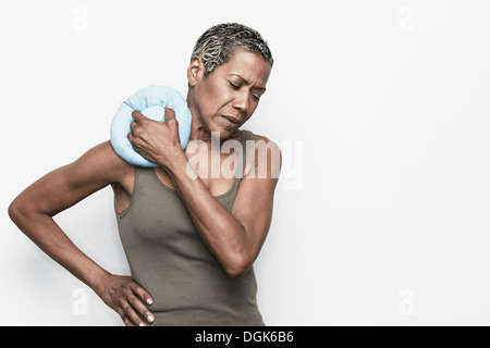 Ältere Frau mit Schmerzen in der Schulter Stockfoto