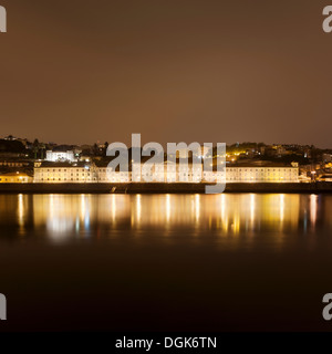 Zollhaus (heute Alfandega Congress Centre) und Fluss Douro in der Nacht, Porto, Portugal Stockfoto