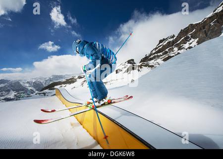 Männlichen Skifahrer stehen auf Rampe Vorbereitungen zu beginnen Stockfoto