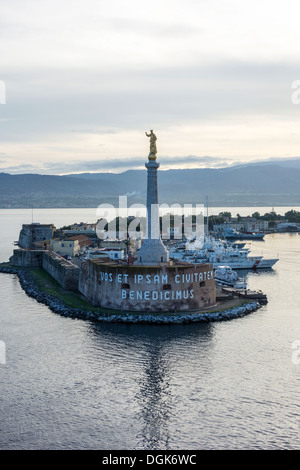 Messina Hafen / port Alba Eingang, Meerenge von Messina, Sizilien, Italien, Europa. Statue Madonna Della Lettera auf Campana Turm. Stockfoto