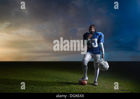 Porträt des ruhenden Fuß Ball Spieler des amerikanischen Fußballs Stockfoto