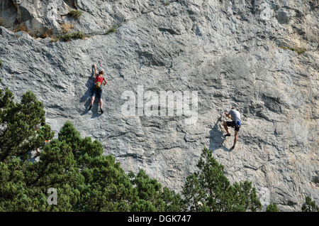 Kletterer auf dem steilen Felsen Stockfoto