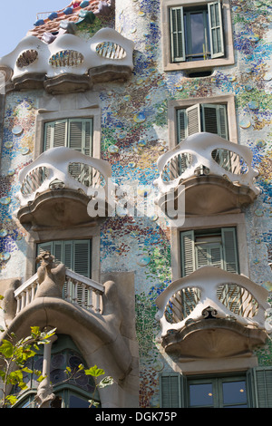 Antoni Gaudis "Casa Batllo", gebaut mit einer Fassade aus Sandstein Montjuic, Barcelona, Katalonien, Spanien. Stockfoto