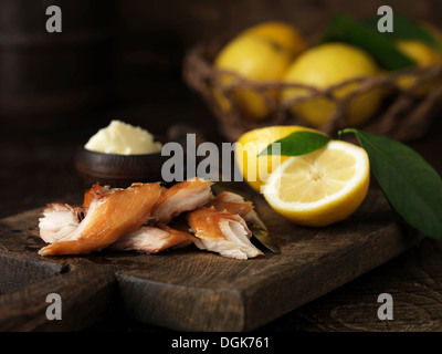 Stücke der Makrele mit Zitronen und butter Stockfoto