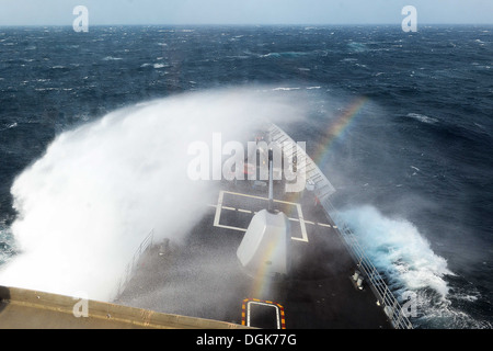 Der geführte Flugkörper Kreuzer USS Antietam (CG-54) läuft in schwerer See und starkem Wind. Antietam ist auf Patrouille mit dem George Stockfoto