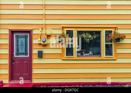 Eine typische, wenn auch ungewöhnlich und etwas grell und bunten Haus in St. John's, Neufundland, Kanada. Stockfoto