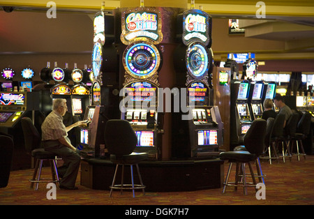 Ein Mann spielt die Spielautomaten im Stratosphere Hotel und Casino in Las Vegas. Stockfoto