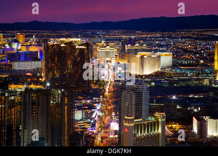 Ein Blick auf den Las Vegas Strip bei Nacht. Stockfoto