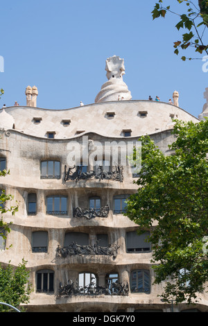 (Mitte) Antoni Gaudis "Casa Mila" besser bekannt als "La Pedrera", gebaut mit einer Kalkstein-Fassade, Barcelona, Katalonien, Spanien. Stockfoto