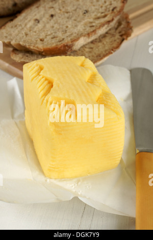 Frische Hand schüttelten Butter hand mit einem traditionellen Muster von den Landwirten Frauen verwendet, um Ihre Produkte zu identifizieren, wenn der Verkauf auf Märkten Stockfoto