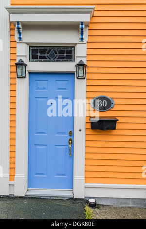 Eine typische, wenn auch ungewöhnlich und etwas grell und bunten Haus in St. John's, Neufundland, Kanada. Stockfoto