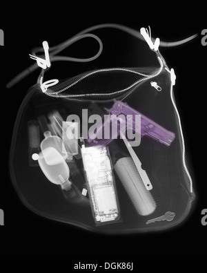 X-ray von einer Frau die Handtasche mit Pistole Stockfoto