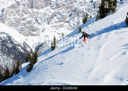 Berg hinunter Skifahren weiblich Stockfoto