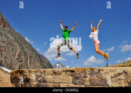 Touristen tummeln unter Mt Edith Cavell Jasper Nationalpark Alberta Kanada Stockfoto