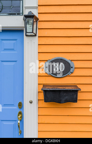 Eine typische, wenn auch ungewöhnlich und etwas grell und bunten Haus in St. John's, Neufundland, Kanada. Stockfoto