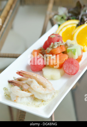 Sommer-Salat mit gekochten Garnelen und gemischten Früchten Stockfoto