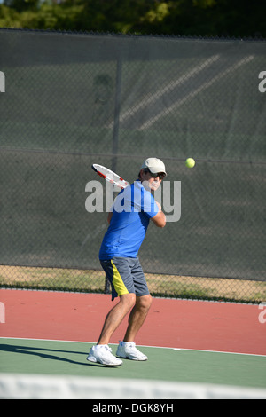 Hispanische Senior Tennisspielen vor Gericht Stockfoto