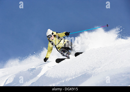 Frau Skifahren mit Geschwindigkeit Stockfoto