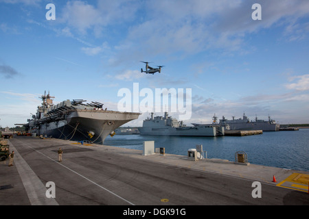 Ein MV-22 Osprey zieht aus dem Flugdeck der amphibischen Angriff Schiff USS Kearsarge (LHD-3), während festgemacht. Kearsarge wird als Teil der Kearsarge amphibische bereit Gruppe unterstützt maritime Security Operations und Theater Sicherheit Cooperatio bereitgestellt. Stockfoto