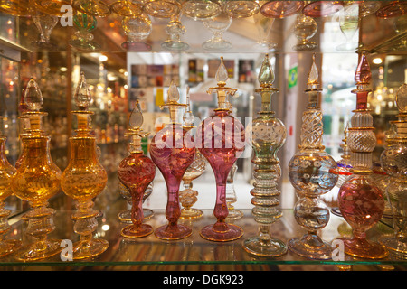 Verzierte Glas-Parfüm-Flaschen in einem Schaufenster Cairo. Stockfoto