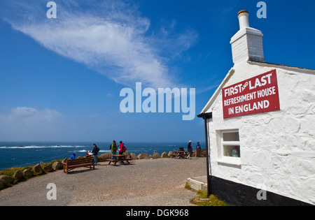 Das erste und letzte Erfrischung Haus in England - befindet sich am Ende des Landes in Cornwall. Die Langschiffe Leuchtturm kann Biene gesehen in th Stockfoto