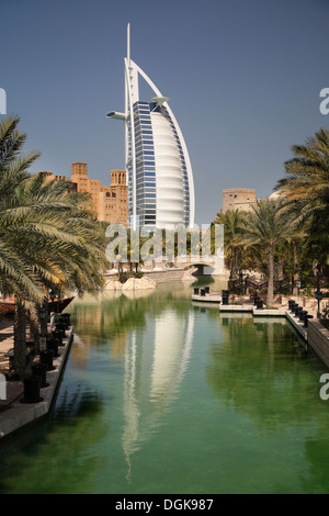 Ein Blick auf das Burj Al Arab und Madinat Jumeirah. Stockfoto