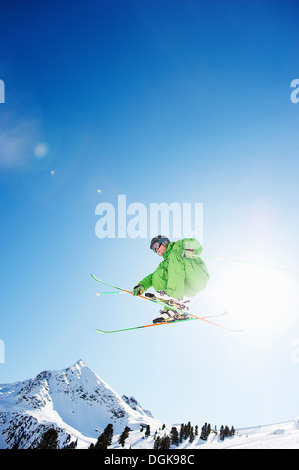 Ski springen in der Luft Stockfoto