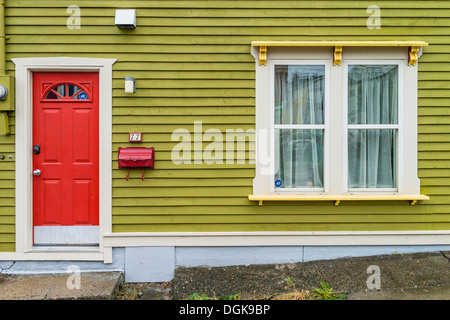 Eine typische, wenn auch ungewöhnlich und etwas grell und bunten Haus in St. John's, Neufundland, Kanada. Stockfoto