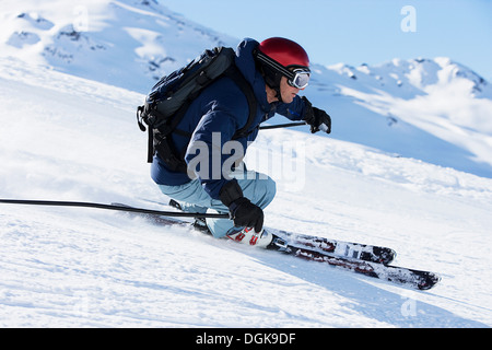 Männlichen Skifahrer Beschleunigung nach unten Berg Stockfoto