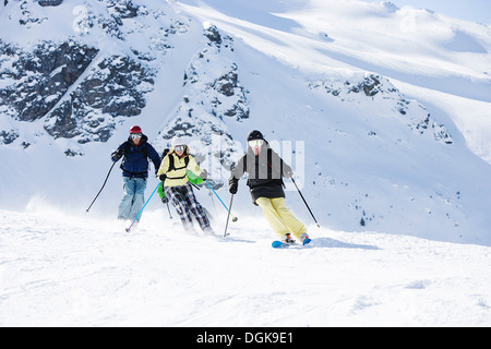 Gruppe von Freunden Skifahren am Berg Stockfoto