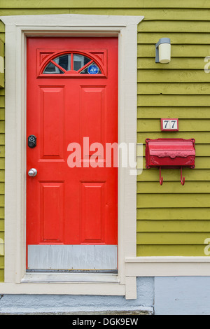 Eine typische, wenn auch ungewöhnlich und etwas grell und bunten Haus in St. John's, Neufundland, Kanada. Stockfoto