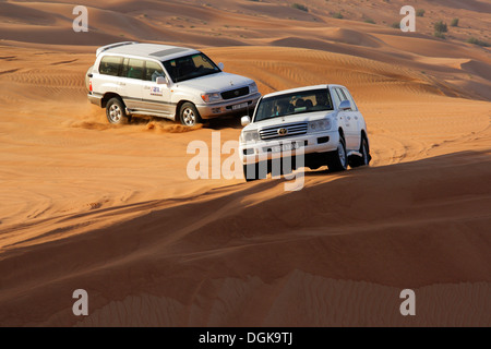 Dune bashing in der Wüste von Dubai. Stockfoto