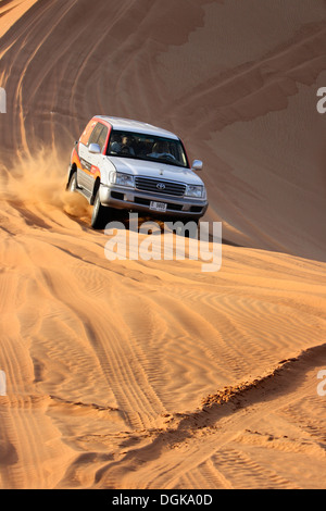 Dune bashing in der Wüste von Dubai. Stockfoto
