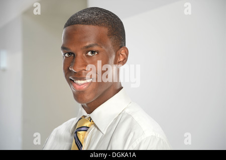 Porträt der jungen afrikanischen amerikanischen Geschäftsmann im Innenbereich Stockfoto