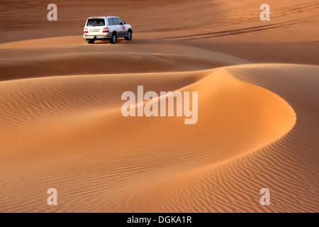 Dune bashing in der Wüste von Dubai. Stockfoto