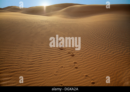 Spuren im Sand der Wüste von Dubai. Stockfoto