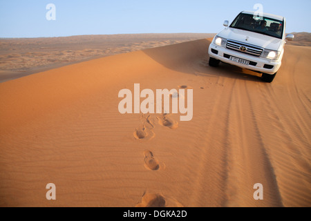 Dune bashing in der Wüste von Dubai. Stockfoto