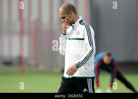 Muenchen, Deutschland. 22. Oktober 2013. Bayern-Trainer Pep Guardiola ist während einer Ausbildung in München, Deutschland, Dienstag, 22. Oktober 2013, vor dem FC Bayern Muenchen Vs FC Viktoria Plzen Champion League Fußballspiel gesehen. (Foto/Michal Kamaryt CTK) Bildnachweis: CTK/Alamy Live-Nachrichten Stockfoto