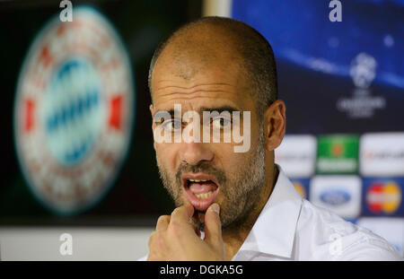 Muenchen, Deutschland. 22. Oktober 2013. Bayern-Trainer Pep Guardiola nimmt an einer Pressekonferenz in München, Deutschland, Dienstag, 22. Oktober 2013, vor der FC Bayern Muenchen Vs FC Viktoria Plzen Champions League-Fußballspiel. (Foto/Michal Kamaryt CTK) Bildnachweis: CTK/Alamy Live-Nachrichten Stockfoto