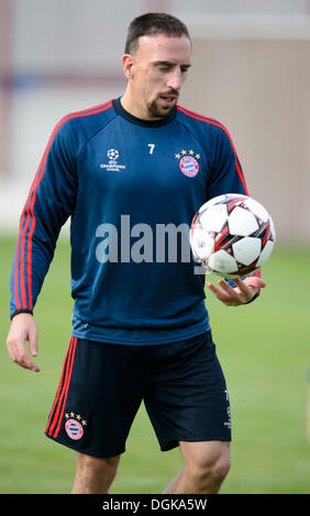 Muenchen, Deutschland. 22. Oktober 2013. Bayern-Spieler Franck Ribery ist während einer Ausbildung in München, Deutschland, Dienstag, 22. Oktober 2013, vor dem FC Bayern Muenchen Vs FC Viktoria Plzen Champion League Fußballspiel gesehen. (Foto/Michal Kamaryt CTK) Bildnachweis: CTK/Alamy Live-Nachrichten Stockfoto