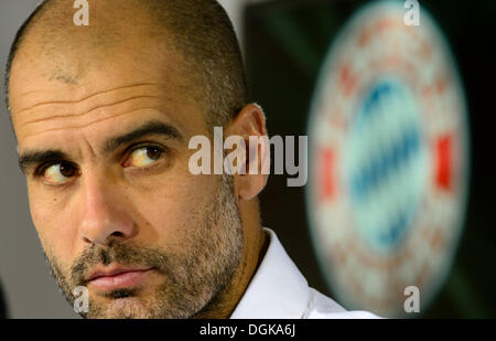 Muenchen, Deutschland. 22. Oktober 2013. Bayern-Trainer Pep Guardiola nimmt an einer Pressekonferenz in München, Deutschland, Dienstag, 22. Oktober 2013, vor der FC Bayern Muenchen Vs FC Viktoria Plzen Champions League-Fußballspiel. (Foto/Michal Kamaryt CTK) Bildnachweis: CTK/Alamy Live-Nachrichten Stockfoto