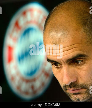 Muenchen, Deutschland. 22. Oktober 2013. Bayern-Trainer Pep Guardiola nimmt an einer Pressekonferenz in München, Deutschland, Dienstag, 22. Oktober 2013, vor der FC Bayern Muenchen Vs FC Viktoria Plzen Champions League-Fußballspiel. (Foto/Michal Kamaryt CTK) Bildnachweis: CTK/Alamy Live-Nachrichten Stockfoto